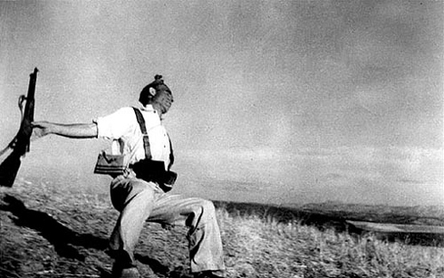 robert-capa-mort-dun-soldat-1936