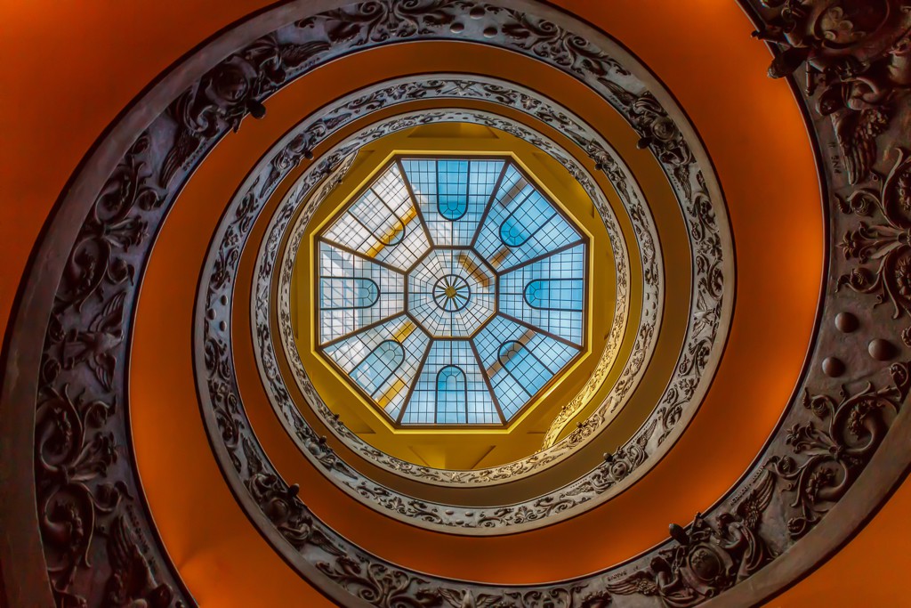 Injustement attribué à Bramante, cet escalier est en fait l'oeuvre de Giuseppe Momo qui le réalisa en 1932. Le double escalier hélicoïdal permet à ceux qui montent de ne jamais croiser ceux qui descendent.